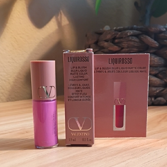 Valentino Other - Valentino Liquirosso Lip & Blush Blur Liquid Matte - Vibrant Pink